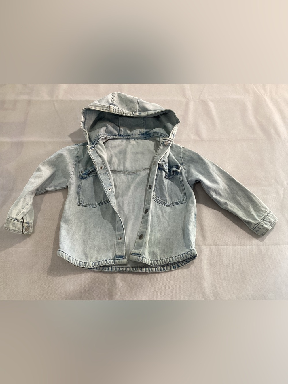 Zara Light Wash Hooded Denim Jacket in Washed Blue size 4/5      6/1